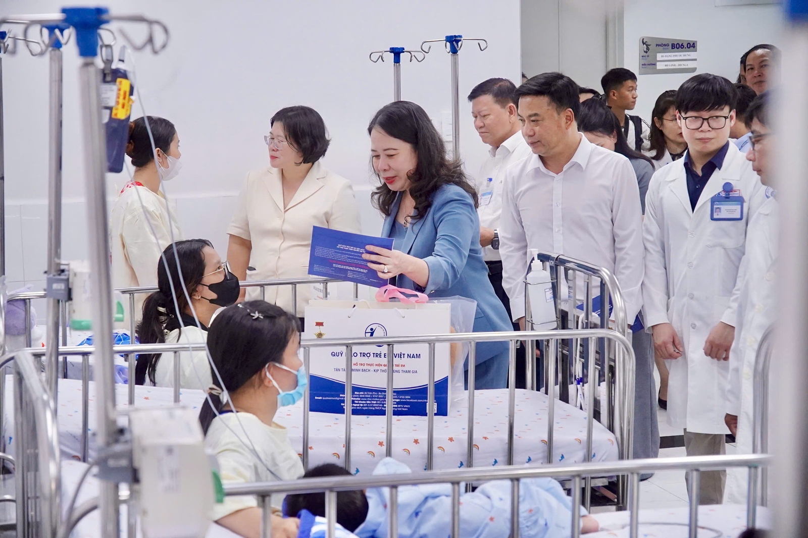 Phó Chủ tịch nước Võ Thị Ánh Xuân thăm, động viên bệnh nhi tại Bệnh viện Nhi đồng 1- Ảnh 1.