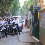 Đèn giao thông ở trung tâm Hà Nội chỉ nháy vàng, người đi đường cần lưu ý gì?