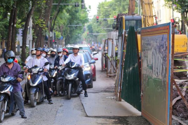 Đèn giao thông ở trung tâm Hà Nội chỉ nháy vàng, người đi đường cần lưu ý gì?