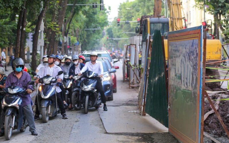 Đèn giao thông ở trung tâm Hà Nội chỉ nháy vàng, người đi đường cần lưu ý gì?
