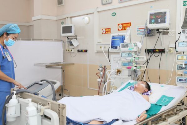 Bé trai 12 tuổi đuối nước nguy kịch, thoát cửa tử nhờ ‘thời gian vàng’