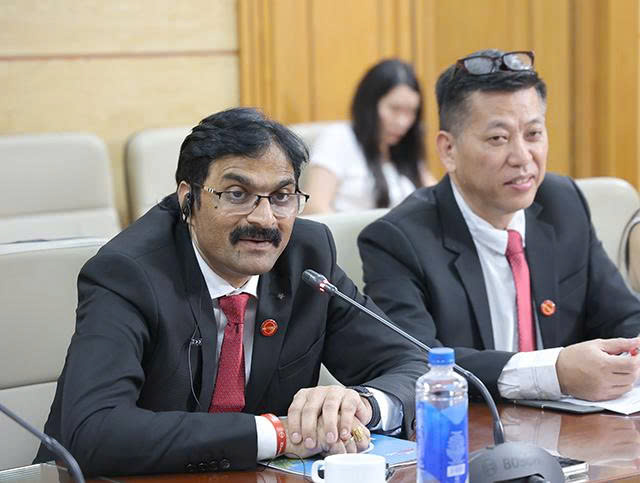 z78751375437905d47bd7c57138af6dbb03c20f84f2b00-17799669998491463165549 Bộ trưởng Bộ Y tế Đào Hồng Lan tiếp, làm việc với Lãnh đạo cấp cao Tập đoàn Hetero Labs Limited, Ấn Độ
- Ảnh 3.