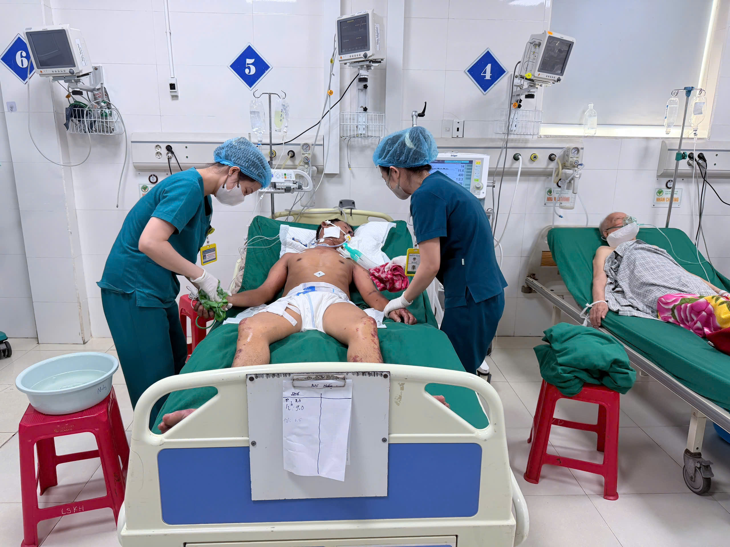 z7877678037848f09e4c0ac57be91aad7b06b8b768dab7-17803715260301173233214 Chăm sóc bệnh nhân M. bị nhiễm liên cầu lợn.