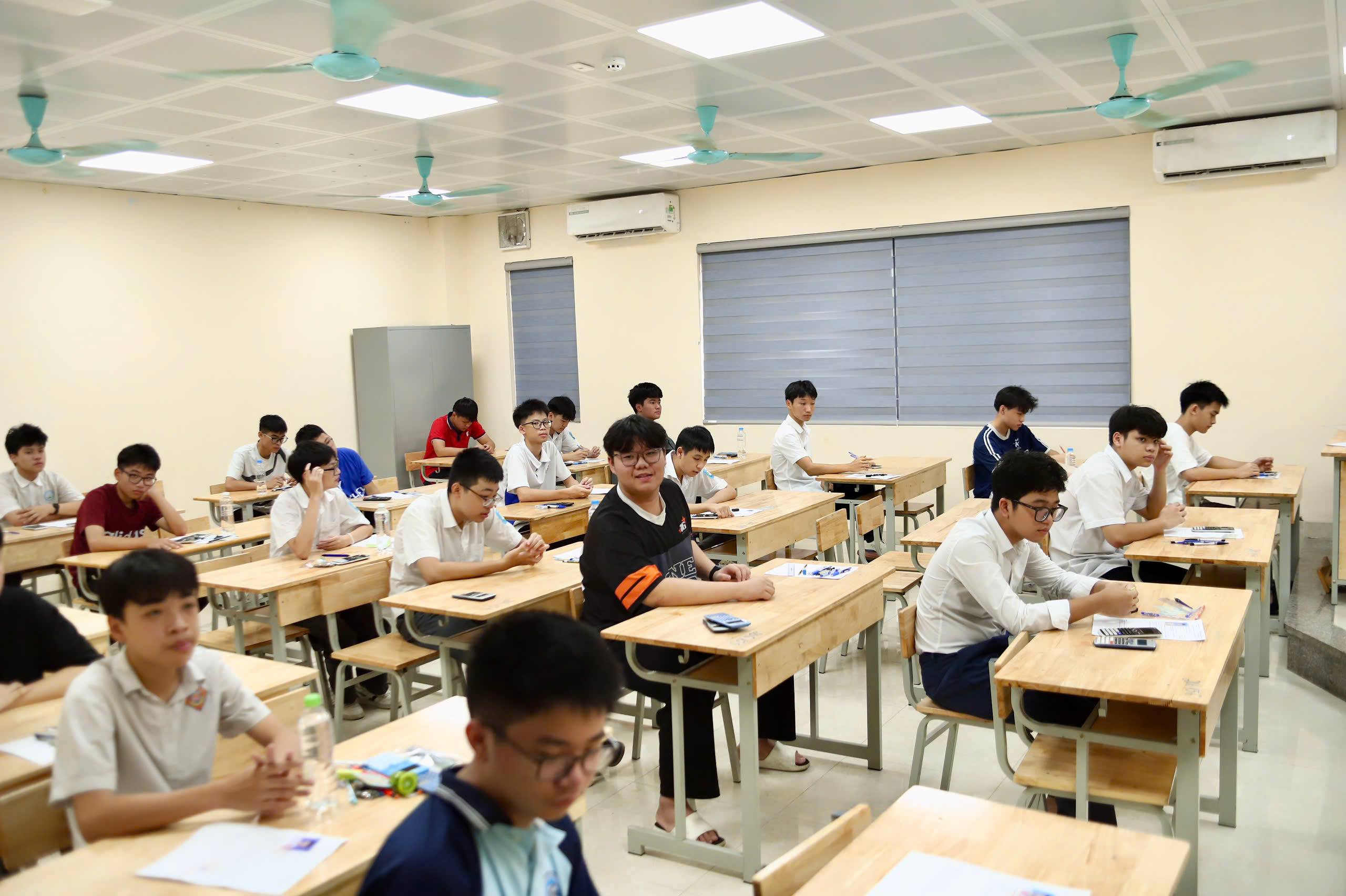 Hình ảnh sĩ tử Hà Nội trước giờ làm bài thi môn Toán lớp 10- Ảnh 12.