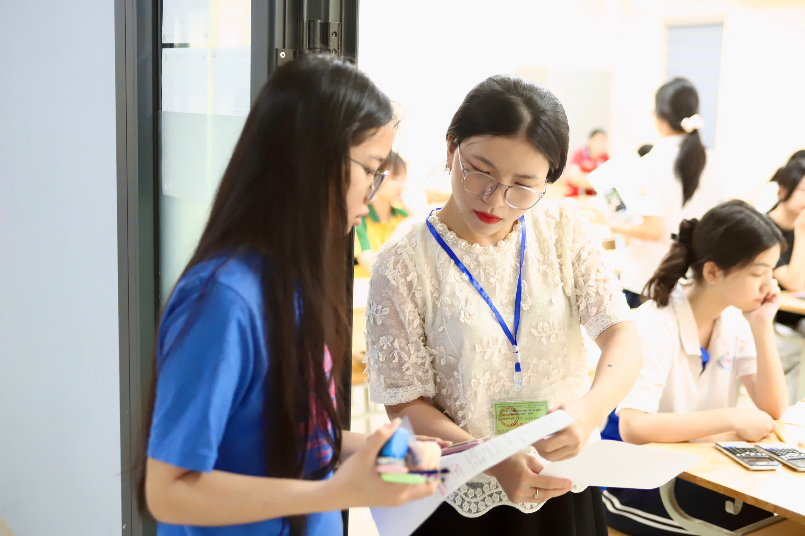 Hình ảnh sĩ tử Hà Nội trước giờ làm bài thi môn Toán lớp 10- Ảnh 13.