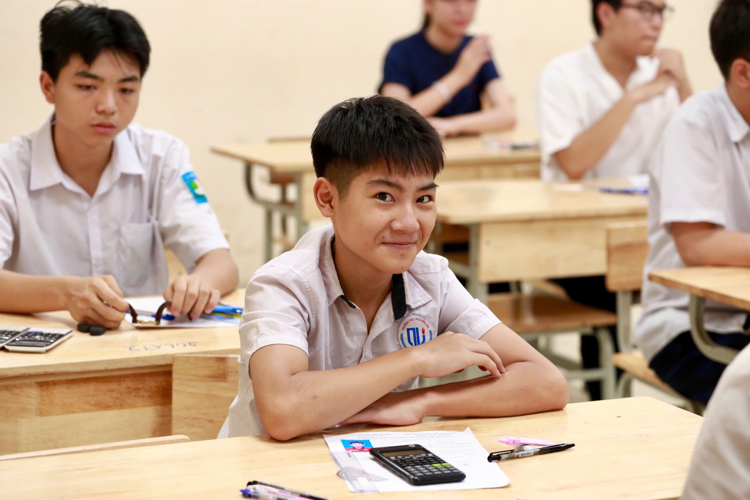Hình ảnh sĩ tử Hà Nội trước giờ làm bài thi môn Toán lớp 10- Ảnh 14.