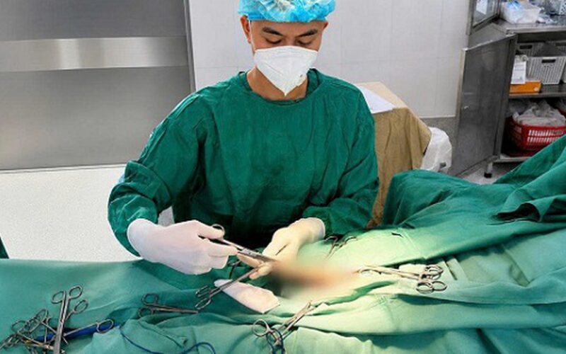 Cụ ông 74 tuổi mệt mỏi khi có ‘rổ sỏi’ lạo xạo trong bao quy đầu