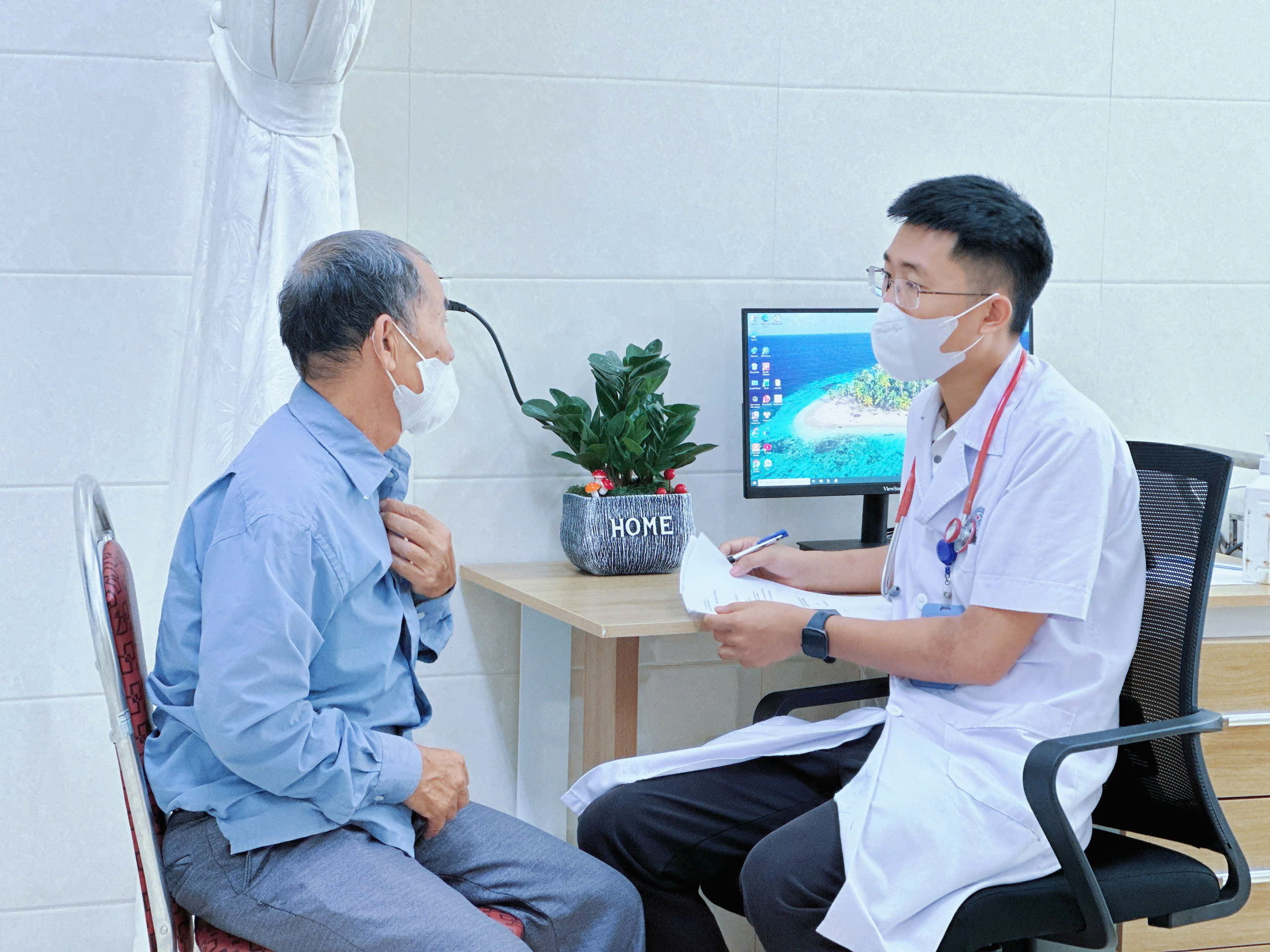z7907896120104bd6f990c4f03f0ad901105d2b93a11e0-17807501755501774685624 Gần 200 người cao tuổi được khám, sàng lọc bệnh hô hấp miễn phí- Ảnh 1.