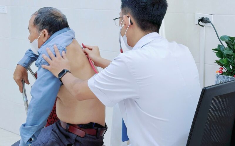 Gần 200 người cao tuổi được khám, sàng lọc bệnh hô hấp miễn phí