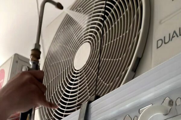 Vệ sinh điều hòa mùa cao điểm, thợ làm không xuể, khách ‘mòn mỏi’ chờ lịch