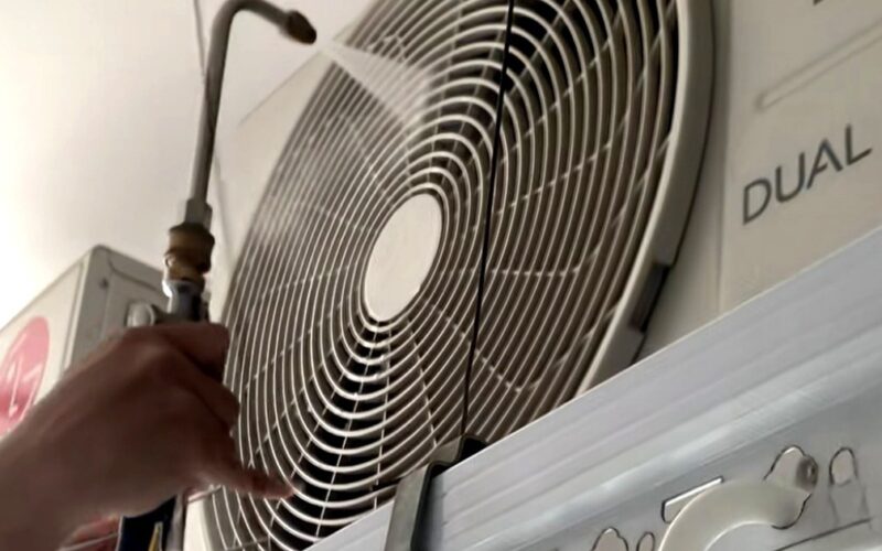 Vệ sinh điều hòa mùa cao điểm, thợ làm không xuể, khách ‘mòn mỏi’ chờ lịch