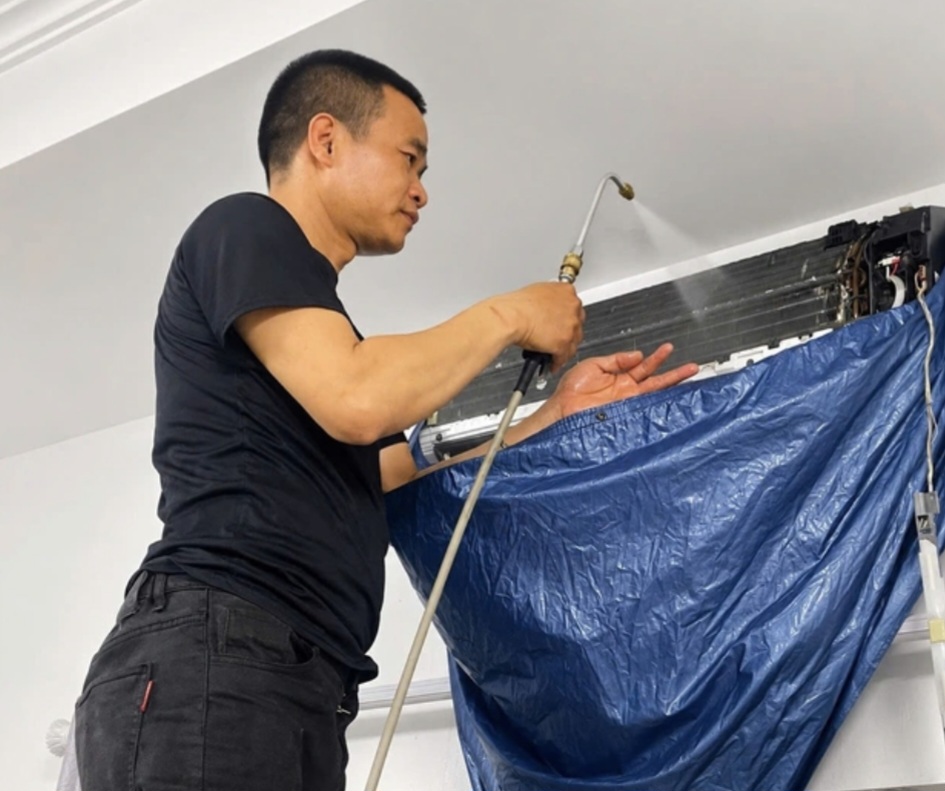 Vệ sinh điều hòa mùa cao điểm: Thợ làm không xuể, khách 'mòn mỏi' chờ lịch- Ảnh 2.