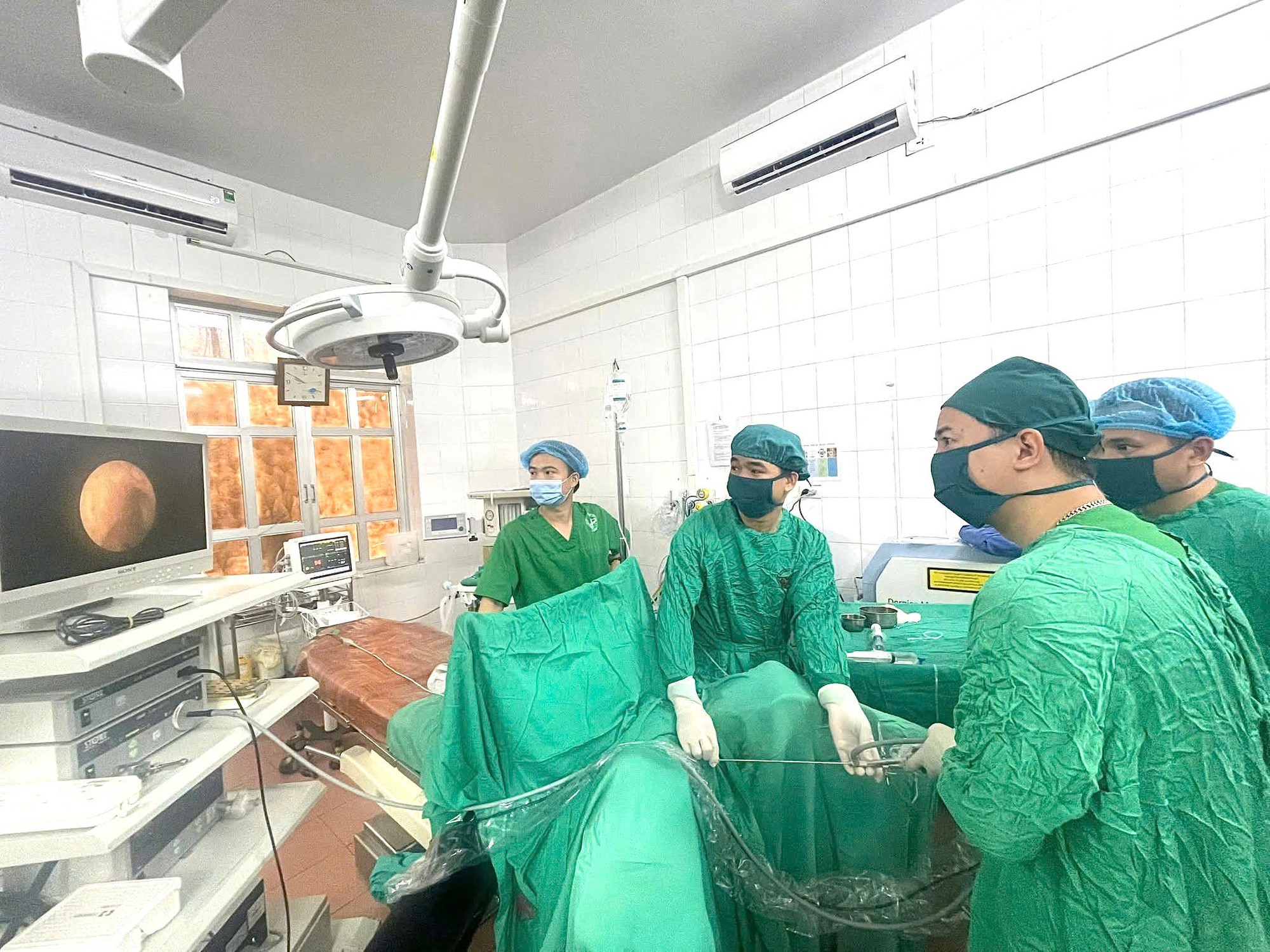 1000052776-1781777303163821277472 Đau lưng, tiểu buốt, bé trai 8 tuổi được phát hiện mắc bệnh ít gặp- Ảnh 1.