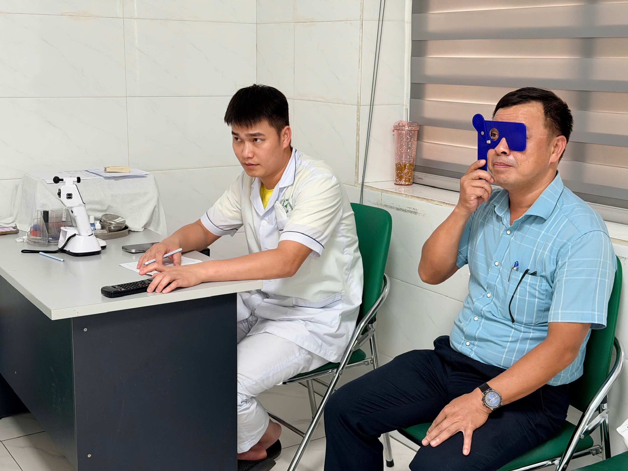 Gần 100 nhà báo, phóng viên được khám, chăm sóc mắt miễn phí- Ảnh 2.