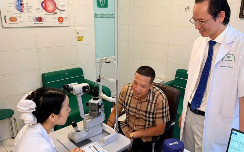 Gần 100 nhà báo, phóng viên được khám, chăm sóc mắt miễn phí