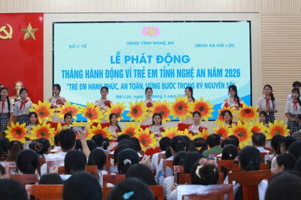 Trẻ em cần được bảo vệ cả ngoài đời thực lẫn trên không gian mạng