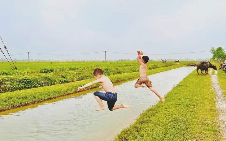 Khoảng trống giám sát ngày hè và áp lực đồng hành của cha mẹ- Ảnh 2.