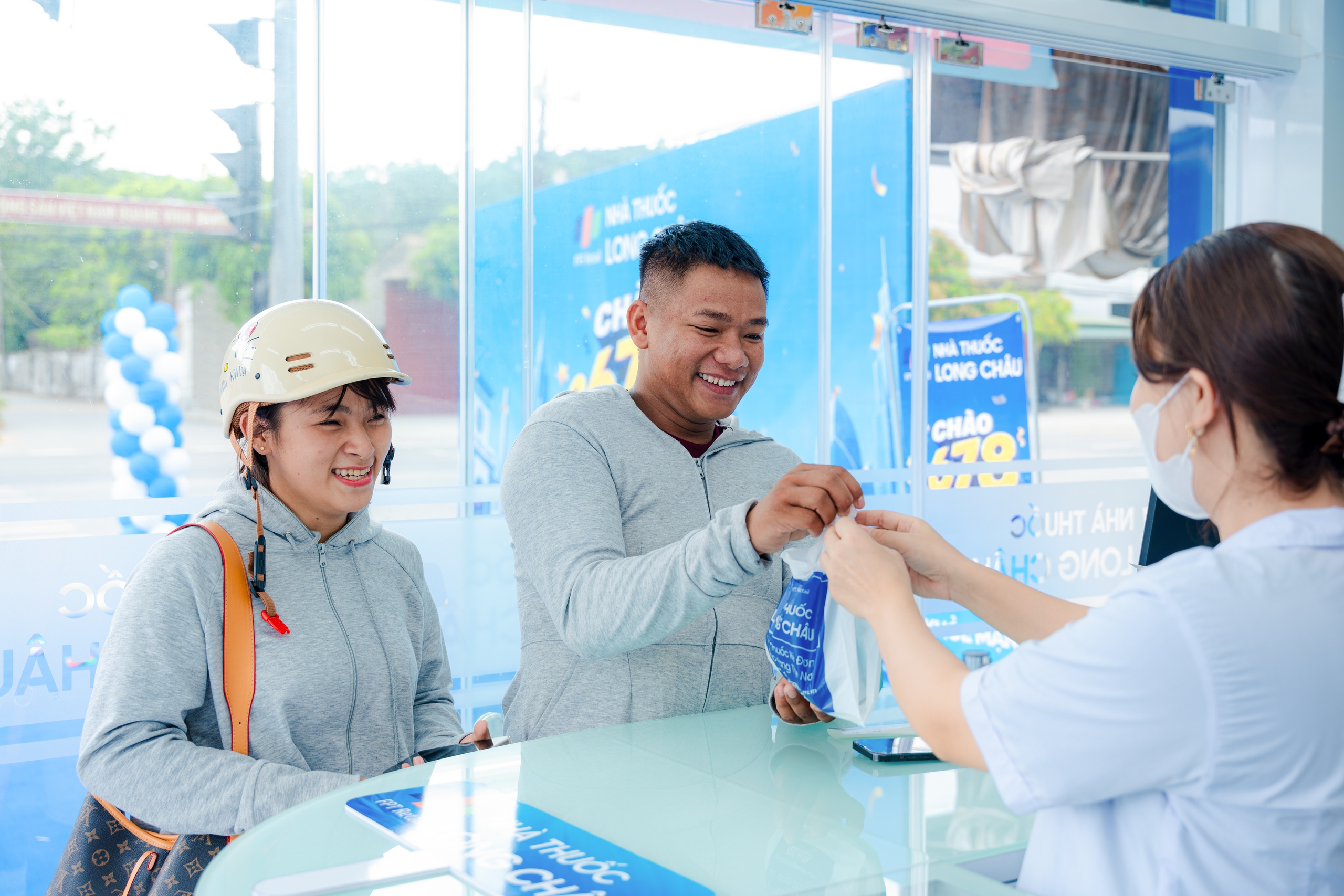 3-17812321276491984892060 2.678 nhà thuốc trên toàn quốc - Dấu ấn gần một thập kỷ Long Châu vươn mình vì một Việt Nam khỏe mạnh- Ảnh 3.