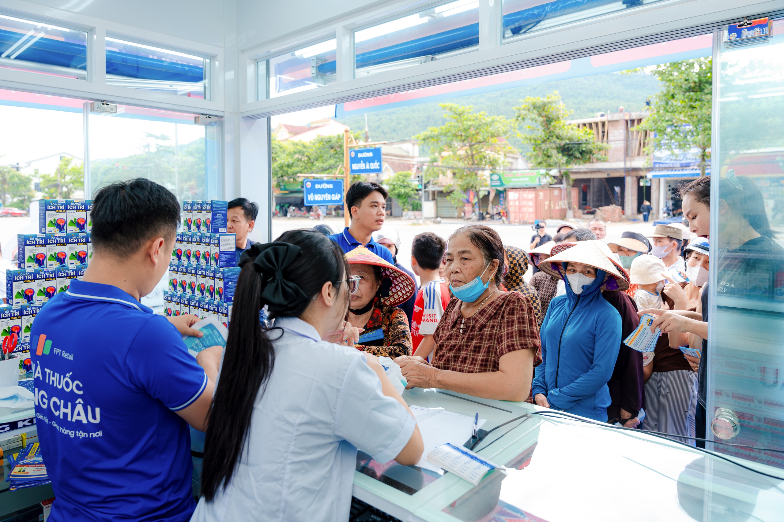 4-1781232127600738666956 2.678 nhà thuốc trên toàn quốc - Dấu ấn gần một thập kỷ Long Châu vươn mình vì một Việt Nam khỏe mạnh- Ảnh 4.