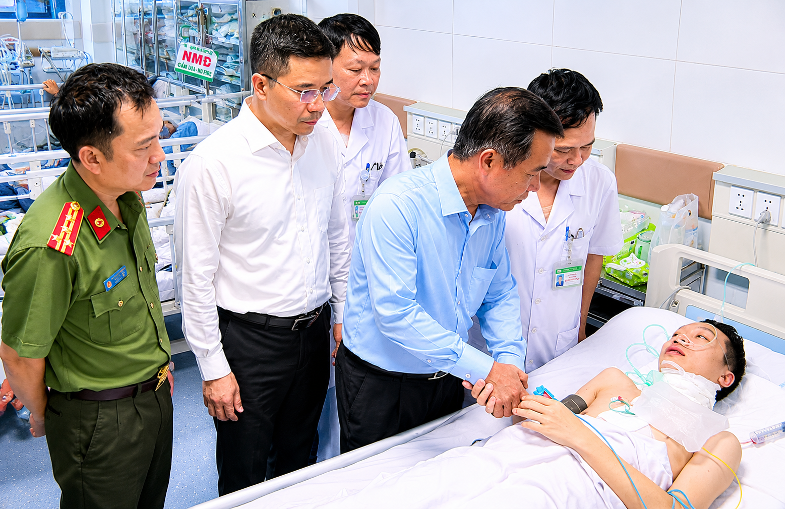 4aaa-1780992617523333008540 Nghẹt thở chạy đua với 'tử thần', cứu sống Trung tá Công an bị đâm đứt động mạch cảnh- Ảnh 2.