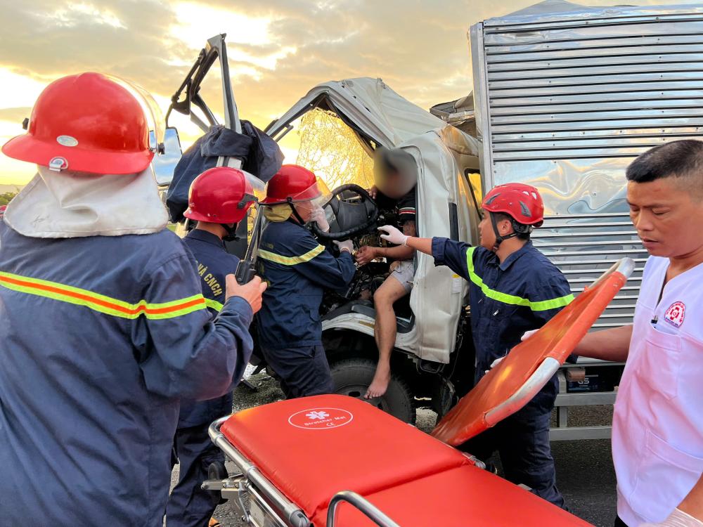 6a261e1b53cc9-17808850443361465488939 Xe tải tông nhau trên cao tốc, 3 người thương vong- Ảnh 2.
