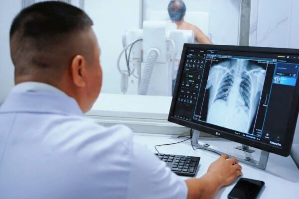 Khám sàng lọc cho hơn 6.500 người dân, phát hiện gần 600 ca mắc bệnh đường hô hấp