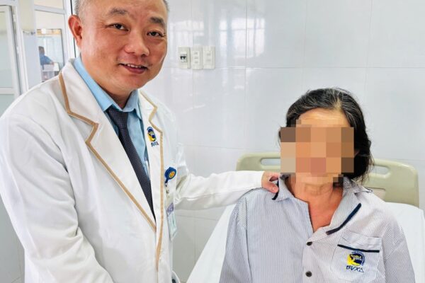 Một người bị tắc mật và viêm tụy cấp do kẹt thức ăn