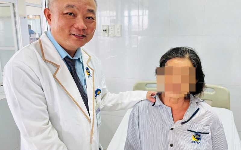 Một người bị tắc mật và viêm tụy cấp do kẹt thức ăn