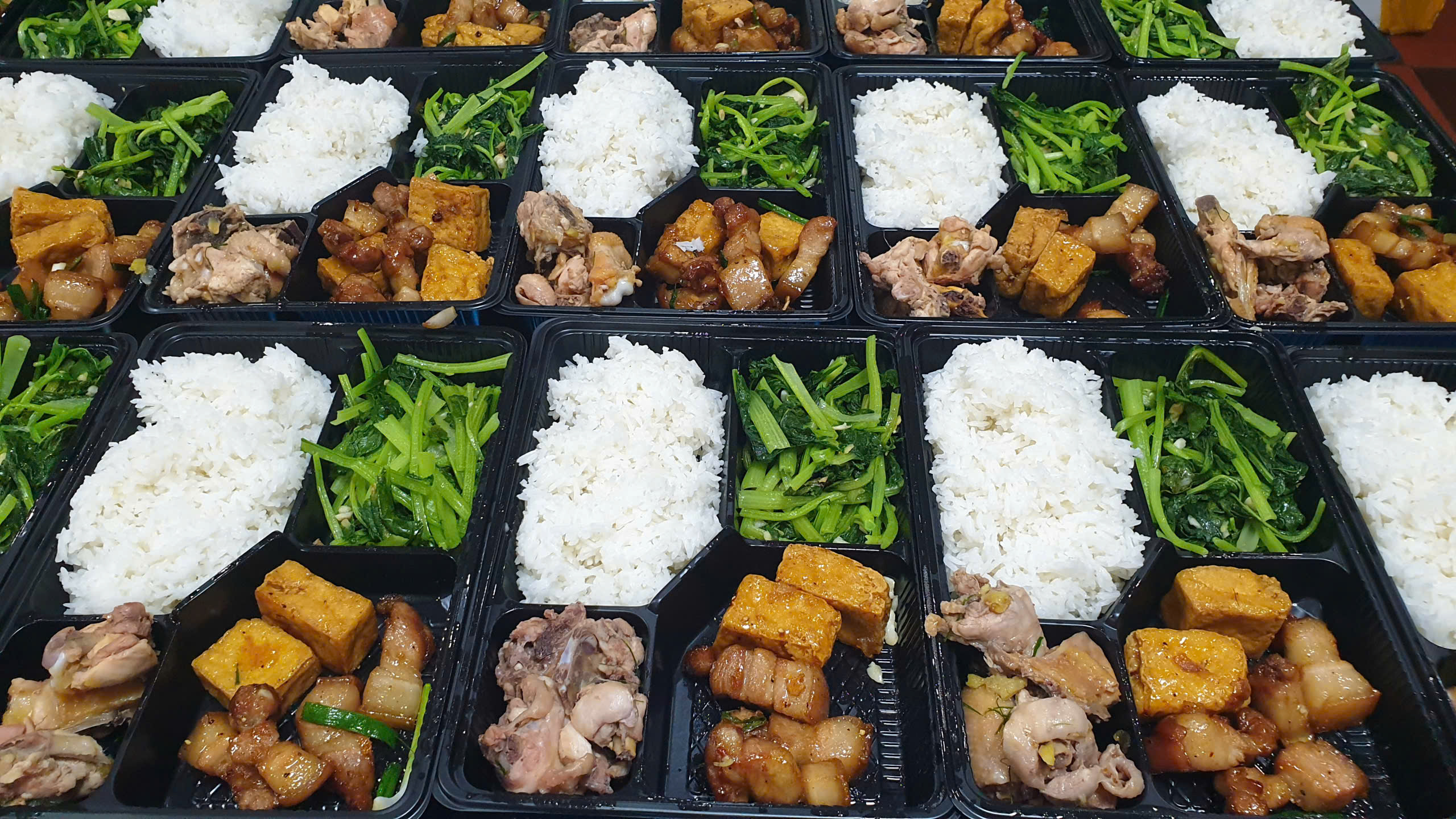 am-long-nhung-suat-com-tiep-suc-si-tu-vuot-vu-mon0-178116939443488383174 Ấm lòng những suất cơm tiếp sức sĩ tử vượt vũ môn- Ảnh 3.