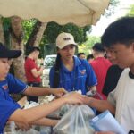 Ấm lòng những suất cơm tiếp sức sĩ tử vượt vũ môn