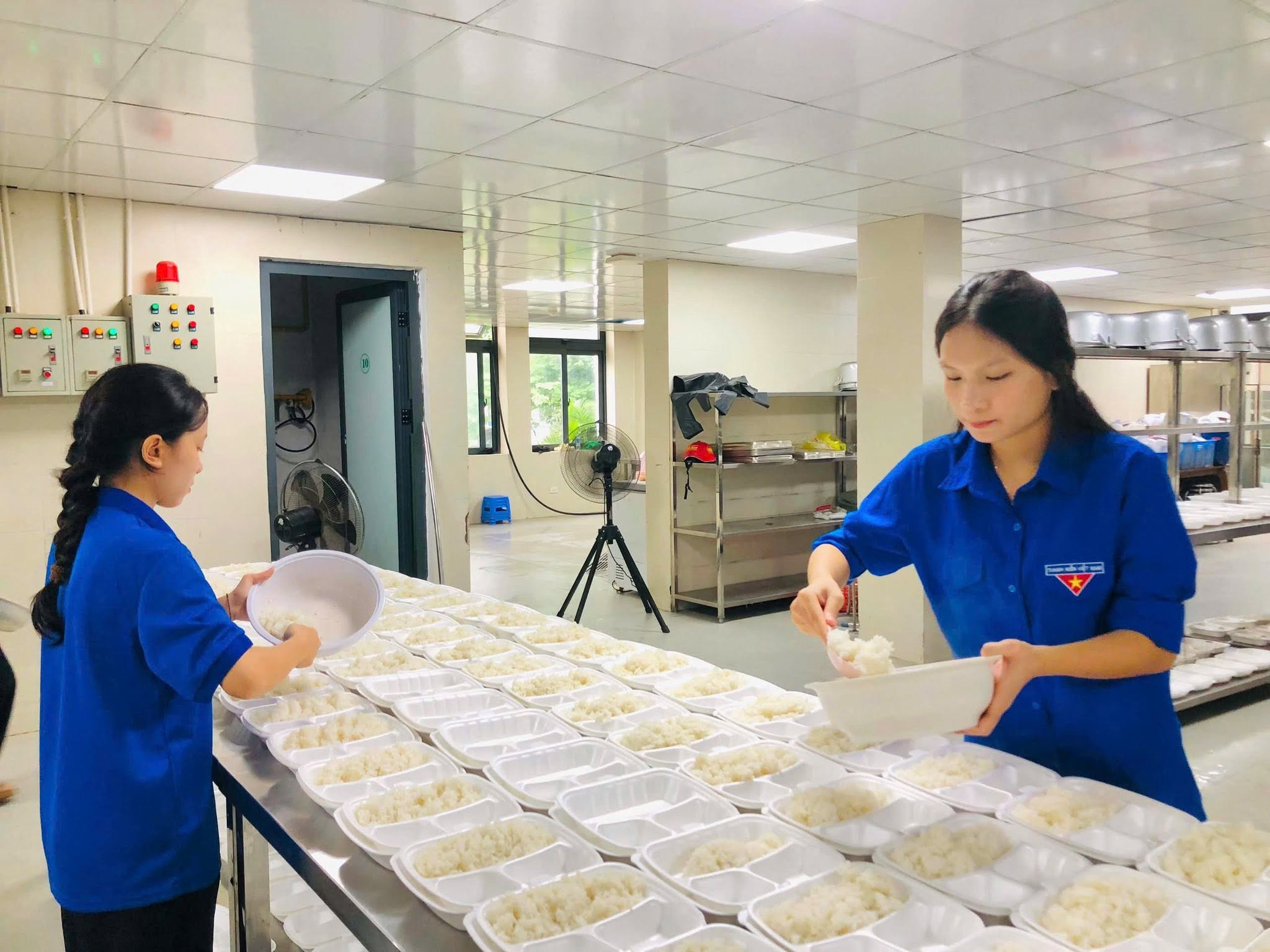 Ấm lòng những suất cơm tiếp sức sĩ tử vượt vũ môn- Ảnh 8.