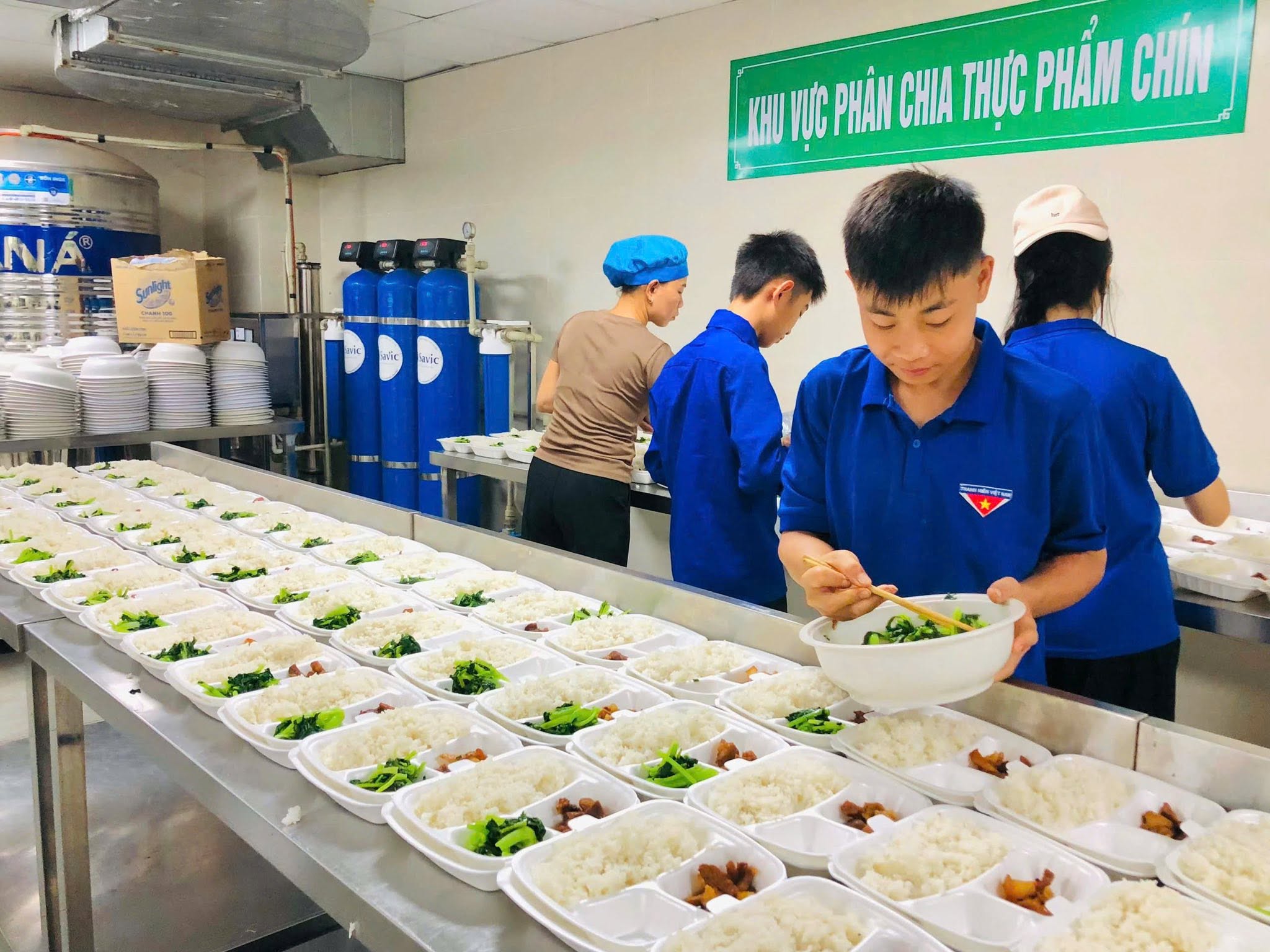 am-long-nhung-suat-com-tiep-suc-si-tu-vuot-vu-mon6-178116939892099744042 Ấm lòng những suất cơm tiếp sức sĩ tử vượt vũ môn- Ảnh 7.