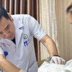 Máy dập nắp cốc nhựa khiến bé trai 22 tháng tuổi gần đứt rời bàn tay