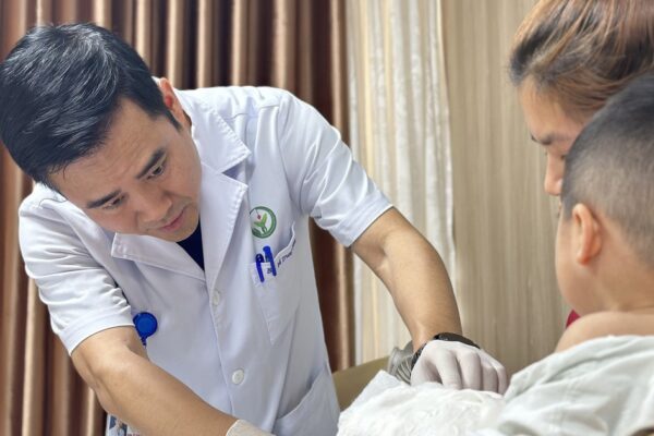 Máy dập nắp cốc nhựa khiến bé trai 22 tháng tuổi gần đứt rời bàn tay