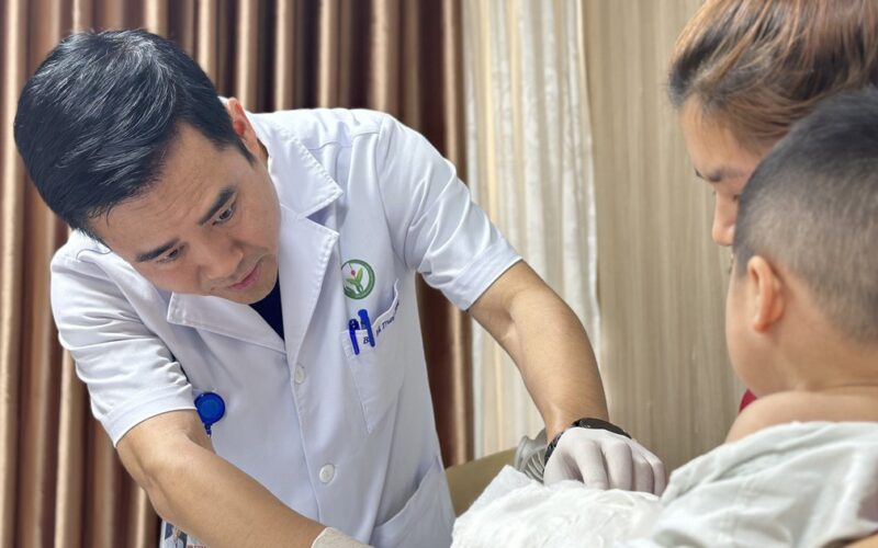 Máy dập nắp cốc nhựa khiến bé trai 22 tháng tuổi gần đứt rời bàn tay