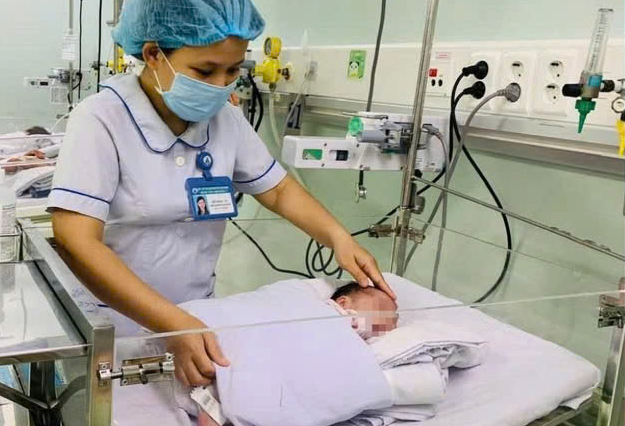 Bé sơ sinh 2 ngày tuổi mang khối u quái nặng 1,1kg- Ảnh 1.