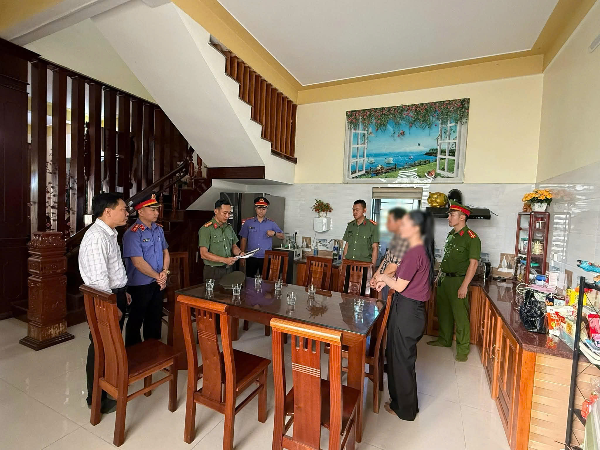 bat-tam-giam-hieu-truong-17806182128881540816329 Bắt tạm giam hiệu trưởng nghi nhận hối lộ- Ảnh 1.
