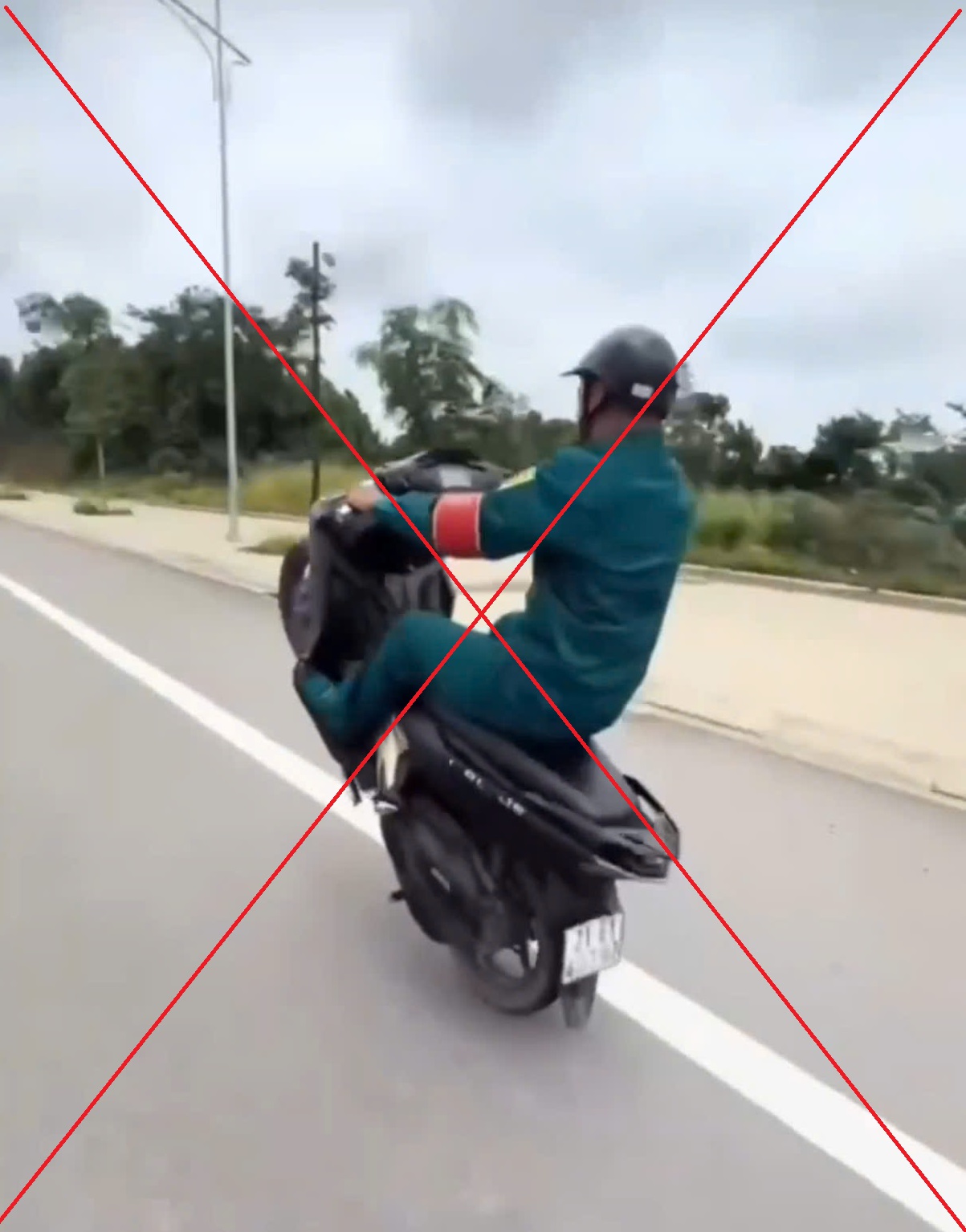 Tịch thu xe mô tô lần thứ 2 của thanh niên mặc trang phục dân quân tự vệ bốc đầu xe trên đường - Ảnh 1.