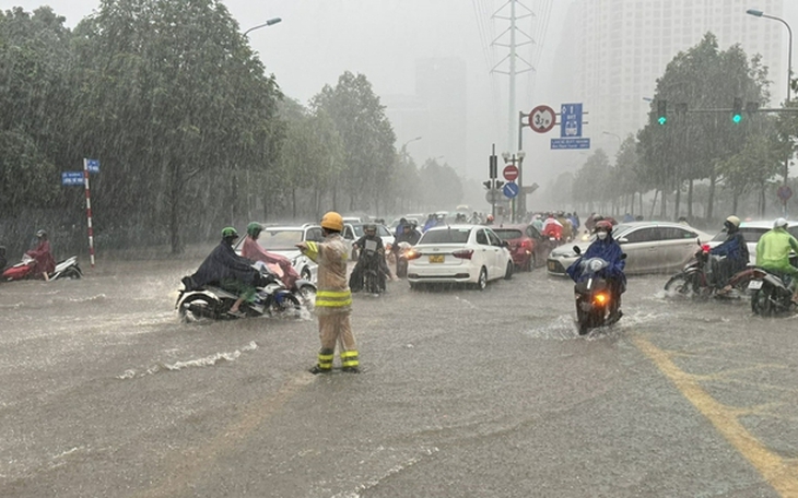 Thông tin mới nhất về áp thấp nhiệt đới trên Biển Đông và cảnh báo mưa dông miền Bắc chiều tối nay