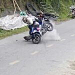 Thót tim khoảnh khắc đá lở từ vách núi rơi trúng người đang đi xe máy
