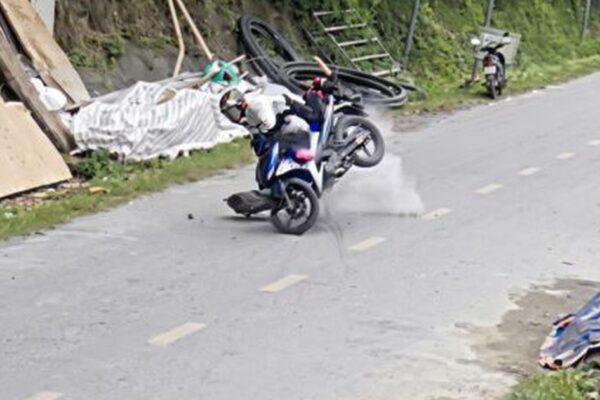 Thót tim khoảnh khắc đá lở từ vách núi rơi trúng người đang đi xe máy