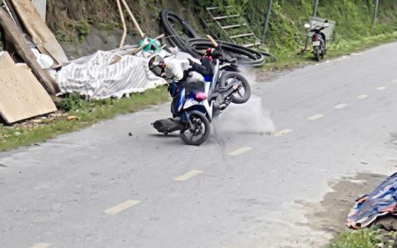 Thót tim khoảnh khắc đá lở từ vách núi rơi trúng người đang đi xe máy