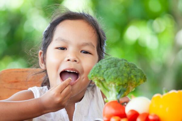 Giải pháp giúp trẻ tiểu học tự nguyện ăn rau tại trường