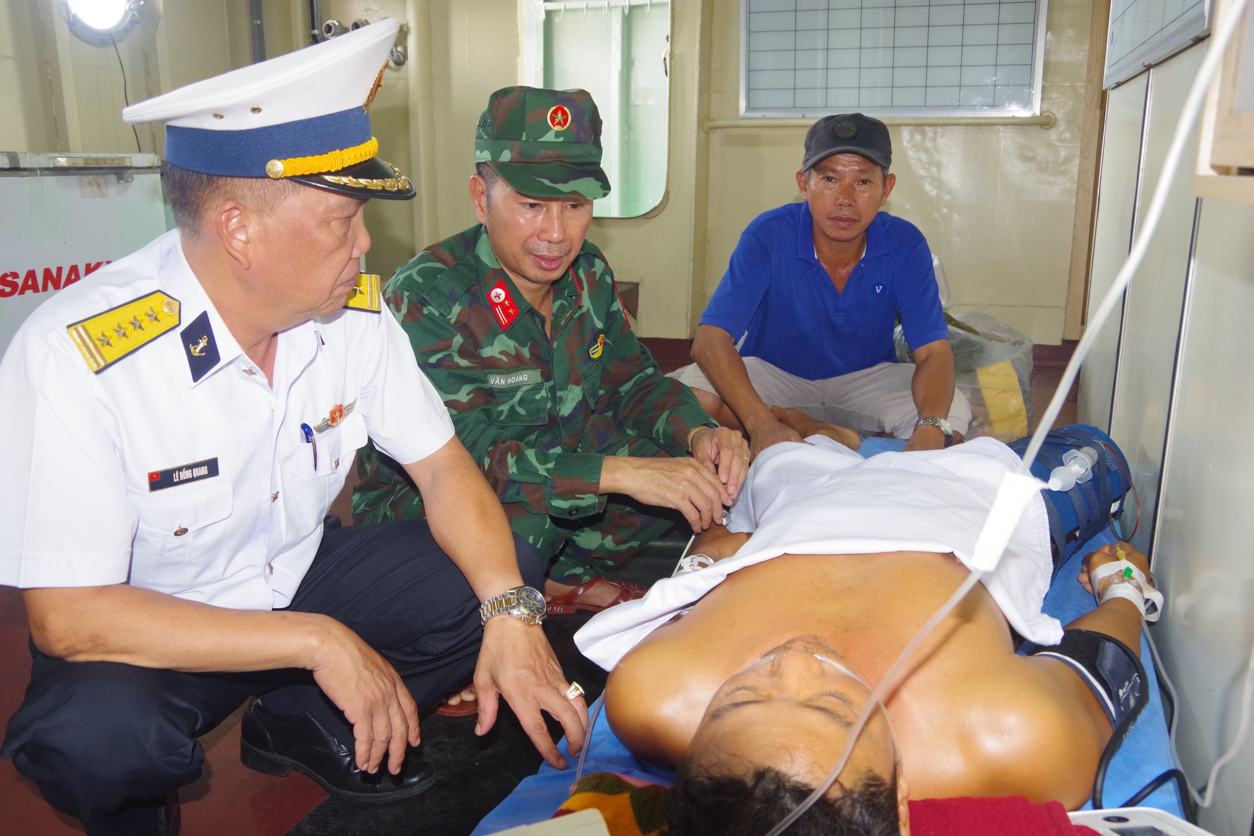 Hiến máu cứu ngư dân giữa Trường Sa, tàu Hải quân đưa bệnh nhân vào bờ an toàn- Ảnh 3.