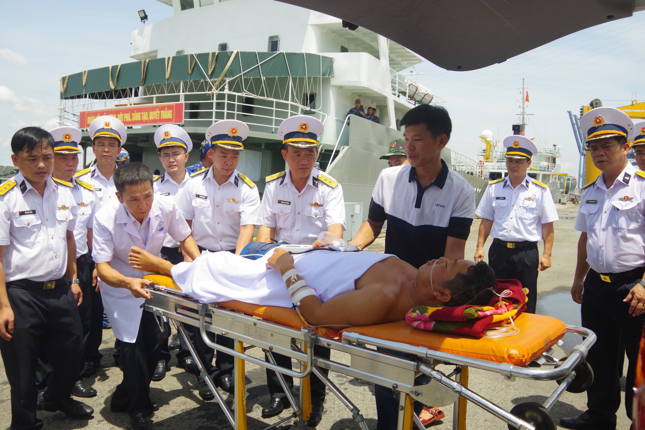 Hiến máu cứu ngư dân giữa Trường Sa, tàu Hải quân đưa bệnh nhân vào bờ an toàn- Ảnh 2.