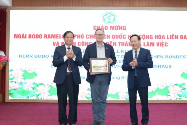 Bệnh viện Bạch Mai và Cộng hoà liên bang Đức thúc đẩy hợp tác đào tạo điều dưỡng, chăm sóc người cao tuổi