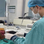 Sau 3 tháng nằm ICU do biến chứng sản khoa, người mẹ trẻ bật khóc khi được ôm con trong tay