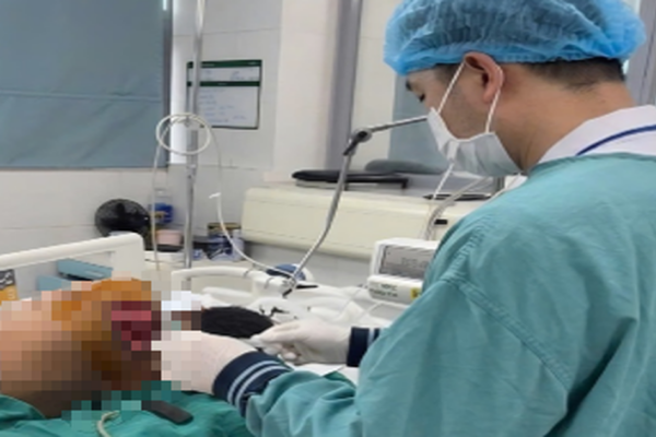 Sau 3 tháng nằm ICU do biến chứng sản khoa, người mẹ trẻ bật khóc khi được ôm con trong tay