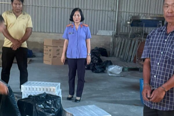 Người đàn ông chở thuốc lá lậu lao xe vào tổ công tác khiến một trung tá công an bị thương