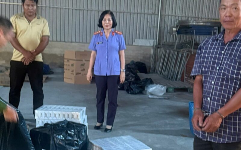 Người đàn ông chở thuốc lá lậu lao xe vào tổ công tác khiến một trung tá công an bị thương